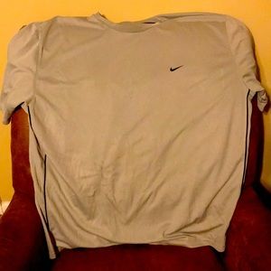 NIKE SPORTSWEAR ATHLETIC SHIRT XXL/ 2 EXTRA LARGE MEN GRAY BLACK